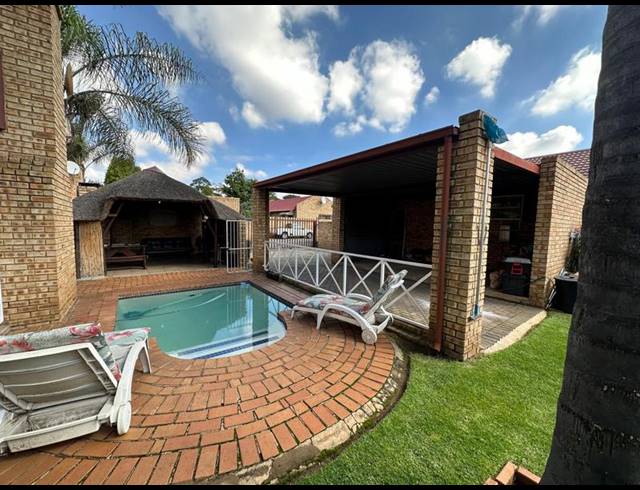 2 BEDROOM TOWNHOUSE FOR SALE IN ALBEMARLE